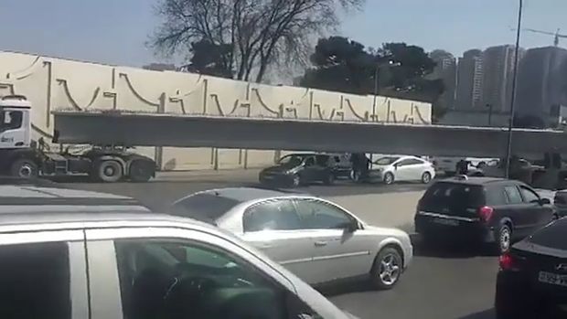 Bakıda beton daşıyan maşın qəza törətdi: Şəhərə giriş bağlandı - VİDEO