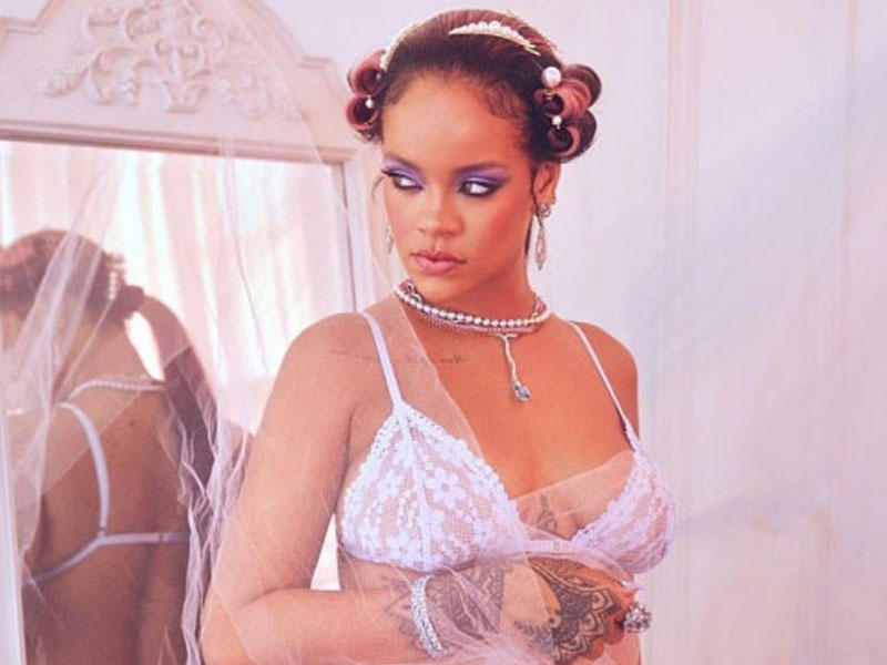 Rihanna dizayn etdiyi yeni alt paltarlarını nümayiş etdirdi - FOTO