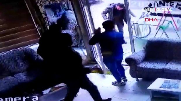 Şüşə qapını görmədi, qırıb içindən keçdi — VİDEO