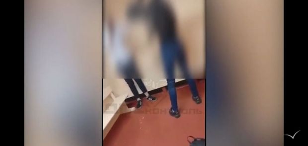 Rusiyada məktəbli qız sinif yoldaşını qəddarcasına döydü – VİDEO