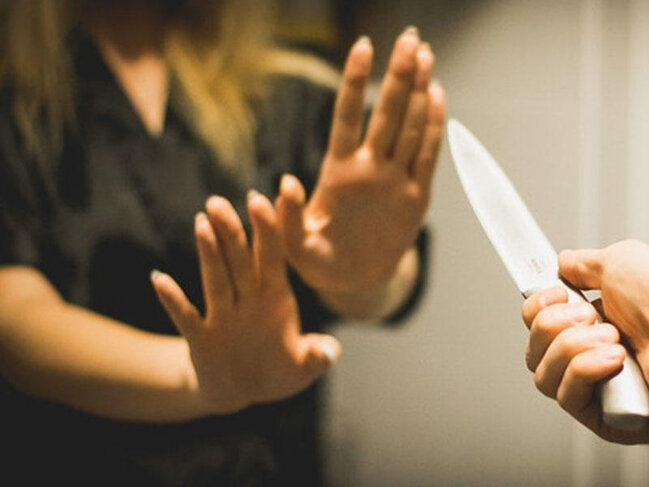 Qobuda qadın əri tərəfindən bıçaqlandı