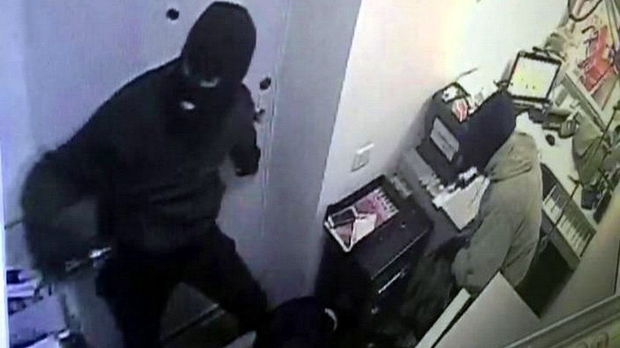 Banka silahlı basqının görüntüləri yayıldı - VİDEO