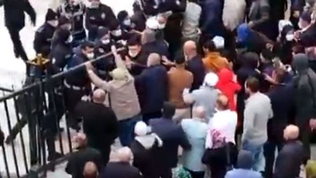 В Турции между пытавшимися сбежать из карантина и полицией произошло столкновение - ВИДЕО