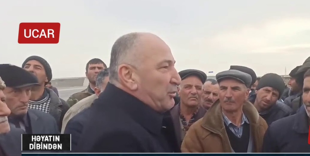 Ucarda sakinlər icra hakimiyyətinə hücum etdi, başçı iclasdan qaçdı - VİDEO