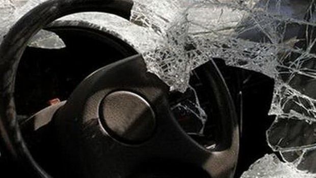 В Шамкире автомобиль врезался в дерево, есть погибший