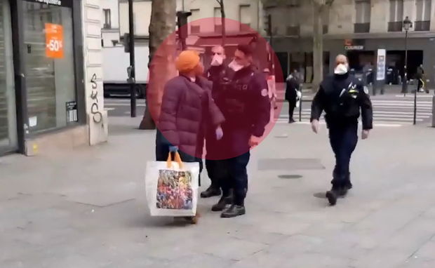 Karantin tədbirlərinə əməl etməyən qadın onu saxlayan polisin üzünə öskürdü - VİDEO