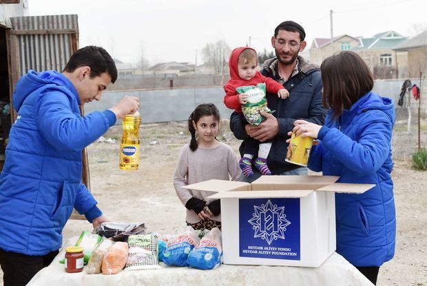 Фонд Гейдара Алиева вручил праздничные подарки получающим адресную соцпомощь семьям - ФОТО