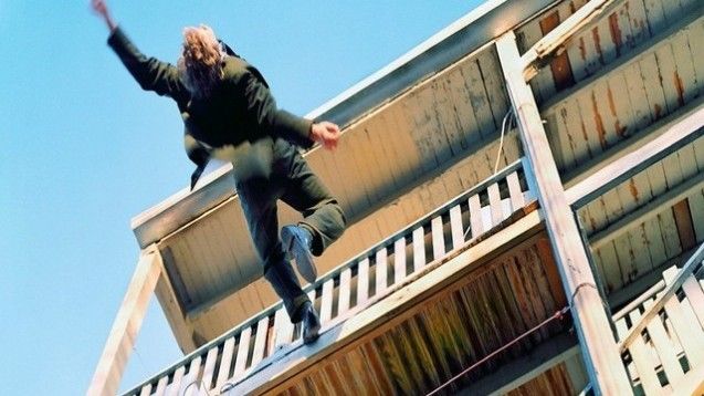 Bakıda 3 qadın kişini döyüb 2-ci mərtəbədən atdı