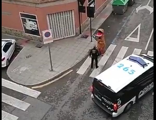 Полиция Испании задержала прохожего в костюме динозавра - ВИДЕО