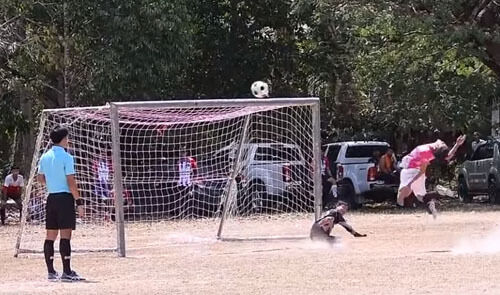 Футболист не смог забить пенальти и чуть не сломал себе нос – ВИДЕО