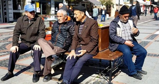 Azərbaycanda yaşlı şəxslərin evdən çıxması qadağan olundu - RƏSMİ