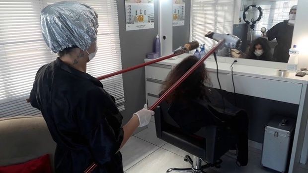 Парикмахер сделала укладку клиентке на расстоянии – ВИДЕО