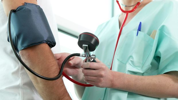 Koronavirusla qan təzyiqi arasında əlaqə müəyyən edildi