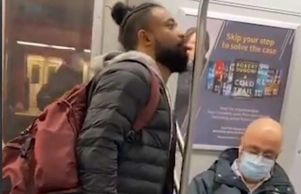 В Мюнхене мужчина облизывал поручни эскалаторов метро, чтобы инфицировать других коронавирусом