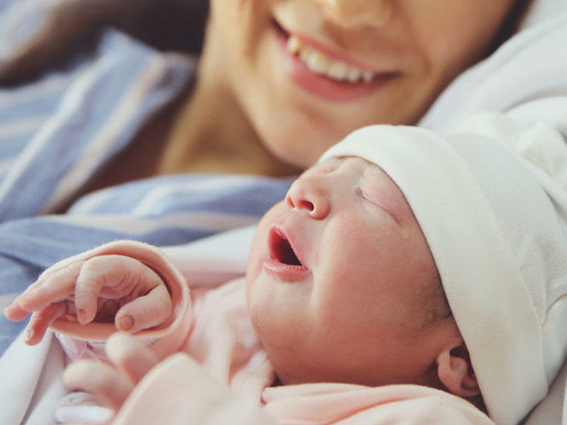 Koronaviruslu azərbaycanlı qadın dünyaya sağlam körpə gətirdi