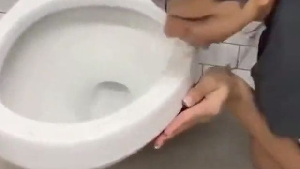 Unitazın oturacağını yalayan bloqer koronavirusa yoluxdu – VİDEO