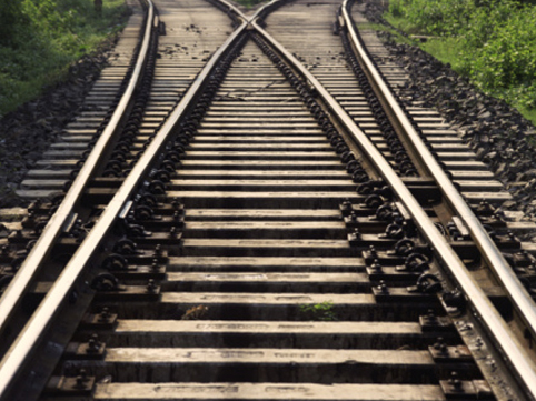 34 yaşlı kişini qatar vurdu: barmaqları kəsildi, səhhəti ağırdır