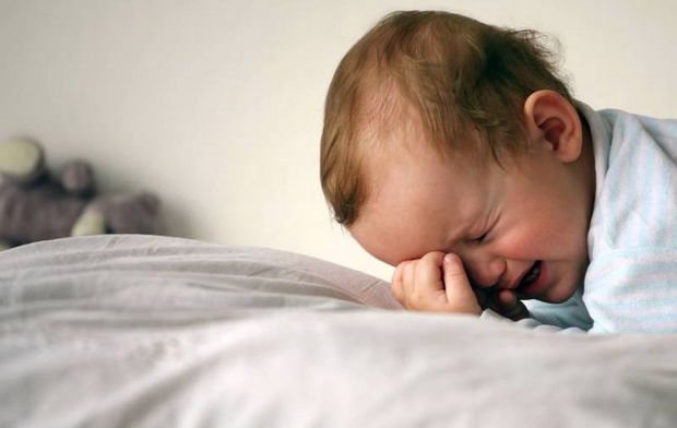 Uşaq 16 saat koronavirusdan ölən anasının cəsədi ilə tək qalıb