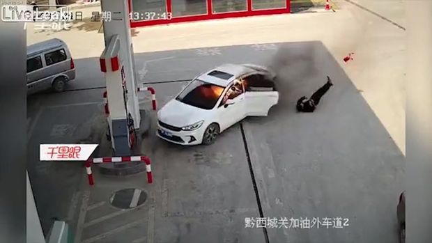 В Китае горящий автомобиль въехал в АЗС – ВИДЕО