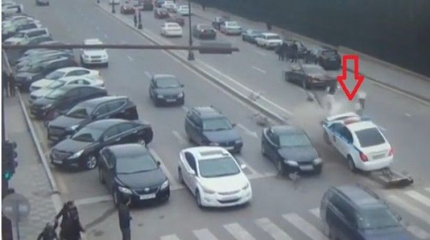 Bakıda xidməti avtomobil işıq dirəyinə çırpıldı - ANBAAN VİDEO