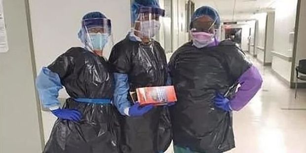 ABŞ-da tibb işçiləri koronavirusdan qorunmaq üçün zibil paketləri “geyinirlər” - FOTO