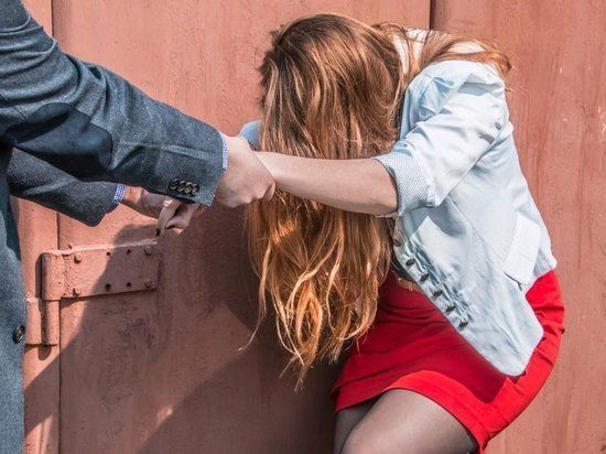 Kişi sevgilisi ilə birlikdə qıza təcavüz etdi