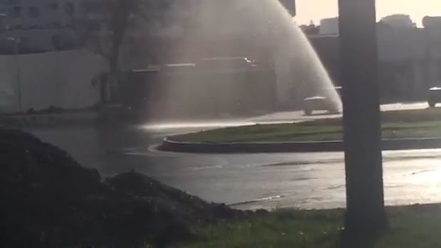 Bakıda su borusu partladı - VİDEO