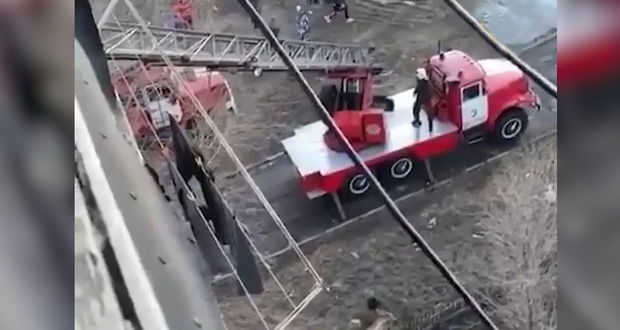 Karantindən imtina edən ailəni yanğınsöndürənlər təxliyyə etdi - VİDEO