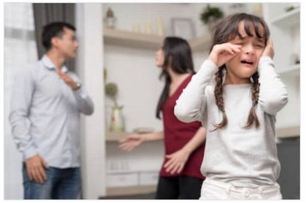 Azərbaycanda qadını üç günlük körpəsi ilə küçəyə atdılar: Ölümlə hədələnir