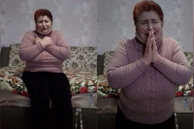 Yoluxdurduğu adamların qarşısında diz çökdü - VİDEO