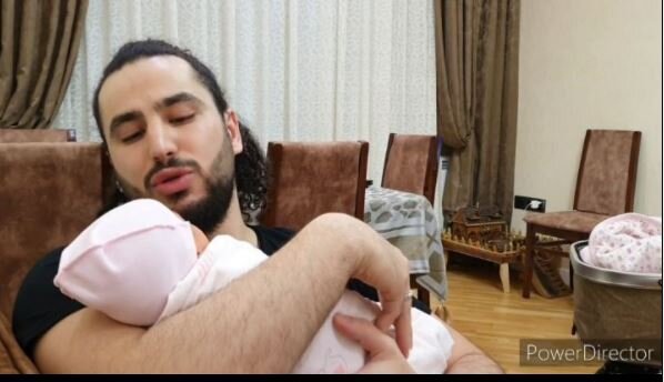 Məşhur aktyorun körpəsi ilə çəkdiyi video gülüş doğurdu - VİDEO