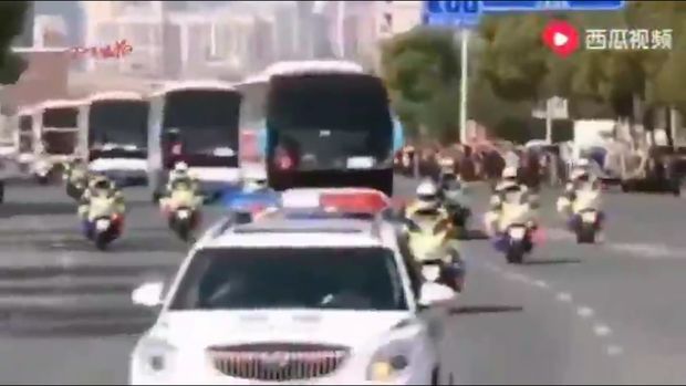 Жизнь после карантина: люди на коленях приветствуют врачей – ВИДЕО