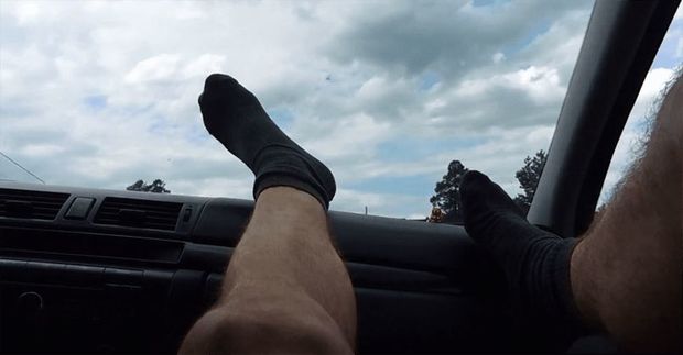 Polşada ailəsini koronavirusa yoluxdurmaqdan qorxan kişi üç gün maşında yaşadı