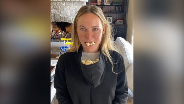 Məşhur qadın tennisçi karantin zamanı əlsiz necə yemək yeyildiyini göstərdi – VİDEO