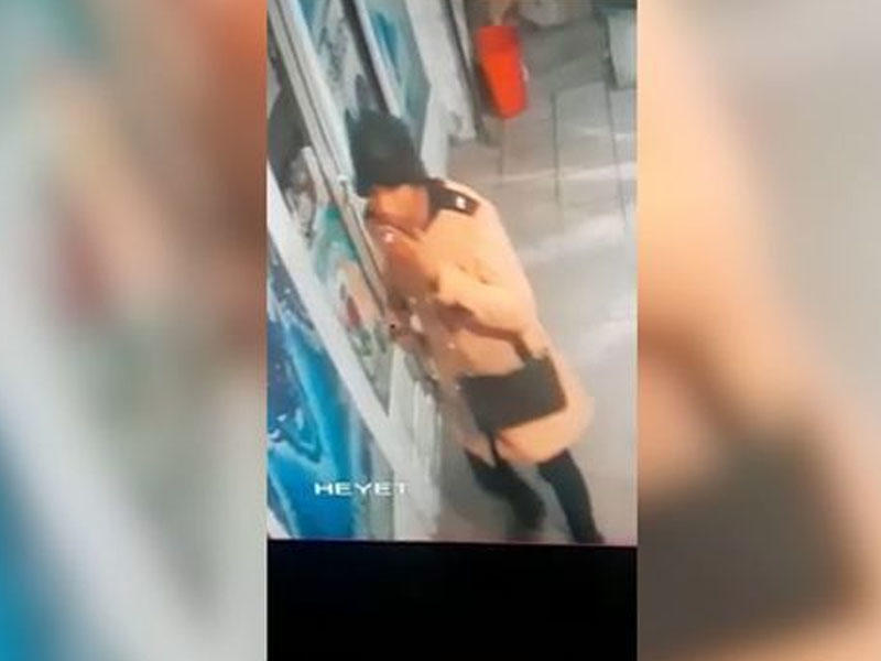 Bakıda qadın paltarı geyinmiş kişi oğurluq etmək istəyərkən kameralara düşdü