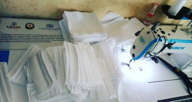 Портниха из Хачмаза бесплатно шьет медмаски для местных жителей - ФОТО