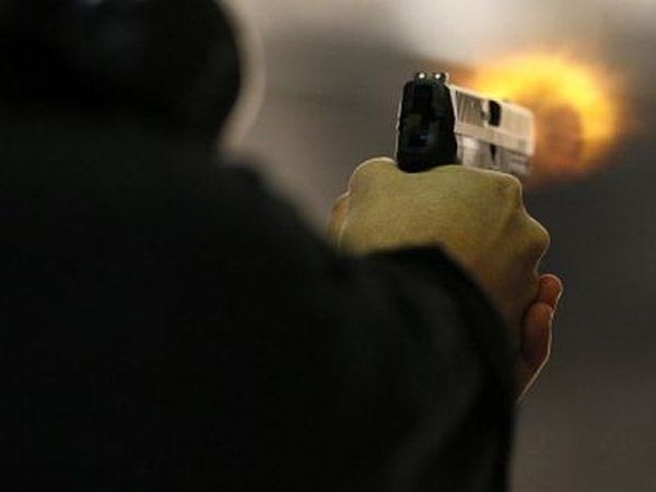 Человек в медицинской маске устроил стрельбу в Москве, есть раненый