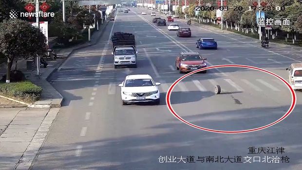 Колесо, отлетевшее от автомобиля, отправило женщину в “нокаут” – ВИДЕО