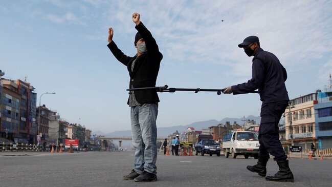 Koronavirus qadağasına əməl etməyənləri dəmir çubuqla 