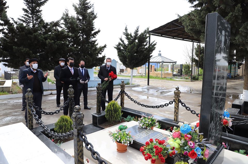 Neftçalanın icra başçısı MirHəsən Seyidov Aprel şəhidlərinin məzarını ziyarət edib