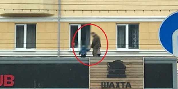 Karantin rejimində uşağını gəzdirməyin yolunu tapdı - FOTO