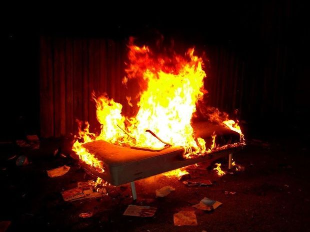 Спящего мужчину облили бензином и подожгли в Сочи