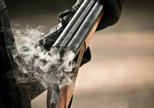 Сосед по комнате выколол другу глаза и выстрелил в него 16 раз