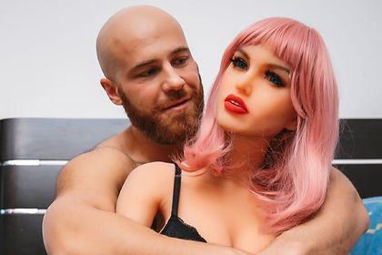 Бодибилдер из Казахстана не смог жениться на секс-кукле из-за коронавируса