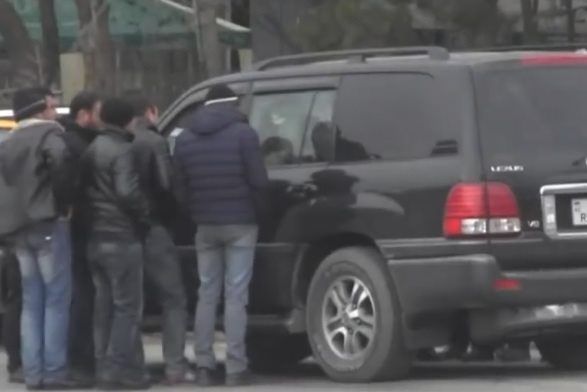 Azərbaycanda varlı qadın fəhlə bazarında PUL PAYLADI — Koronavirusa görə... -  VİDEO