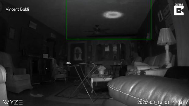 Американец боится жить дома из-за таинственного света в гостиной – ВИДЕО