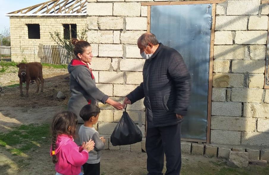 Neftçala Rayon İcra Hakimiyyəti aztəminatlı ailələrə yardım edib