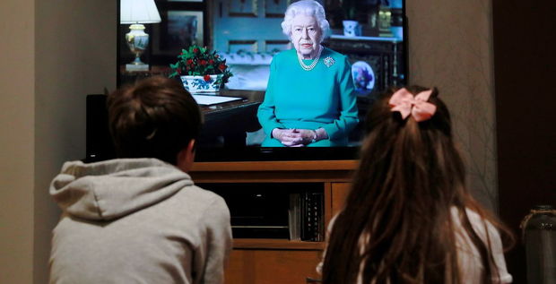 Xalqa müraciət edən II Yelizavetanın paltarındakı gizli mesaj