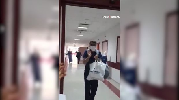 Xəstəxananı alqış sədaları ilə tərk etdi - VİDEO