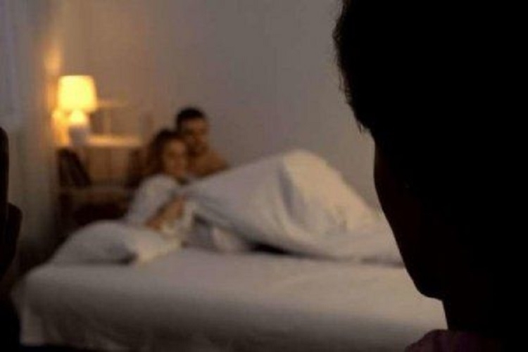 Azərbaycanda dəhşət: Kişi arvadını həyətdə yad adamla tutdu,cinsiyyət orqanını kəsdi — (18+VİDEO)